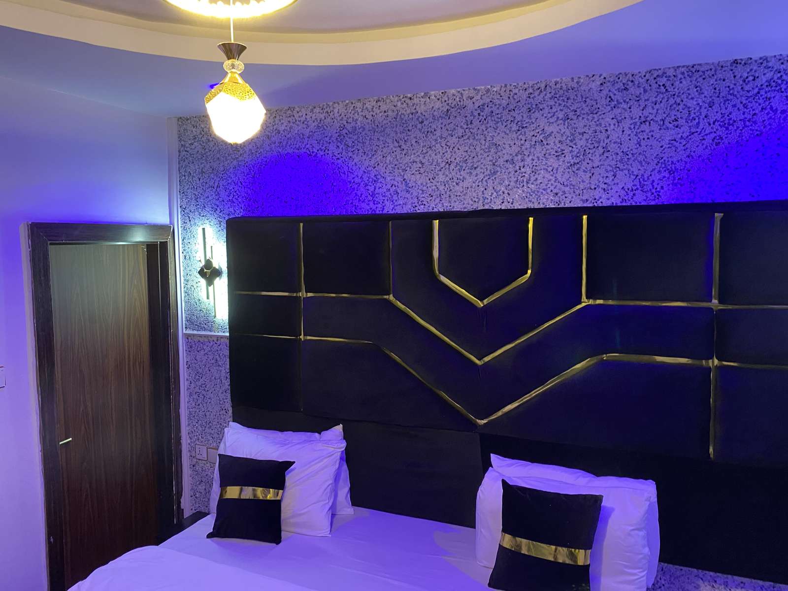 Luxury Suite Bedroom – Ojay Cruise Hotel