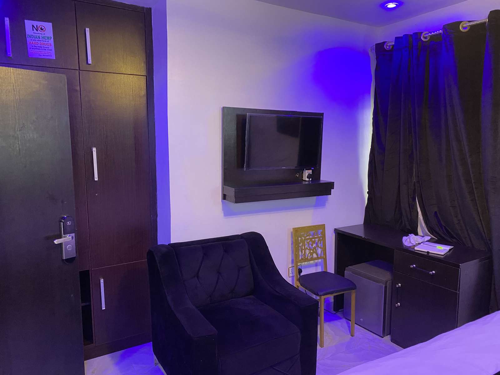 Luxury Suite Bedroom – Ojay Cruise Hotel